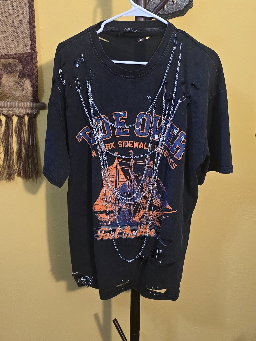 Akira black distressed graphic t-shirt with Safety Pins/chains Sz XL